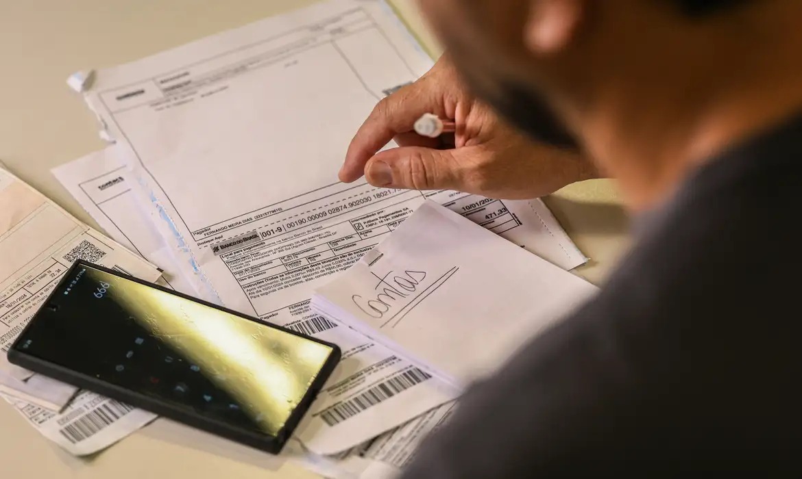 Salário mínimo pode subir para R$1.717,00; saiba quando