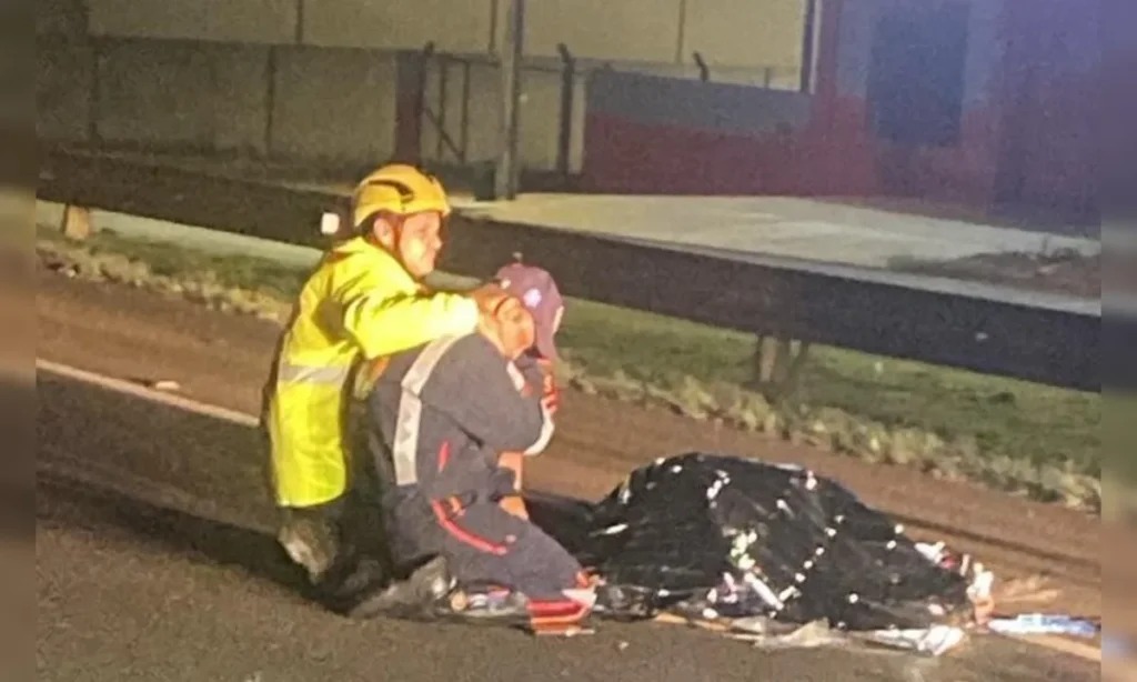 Socorrista chora sobre corpo de filho morto em acidente na BR-376