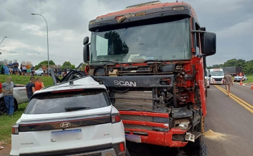 Menina de 7 anos morre após carro ser arrastado por caminhão na BR-277