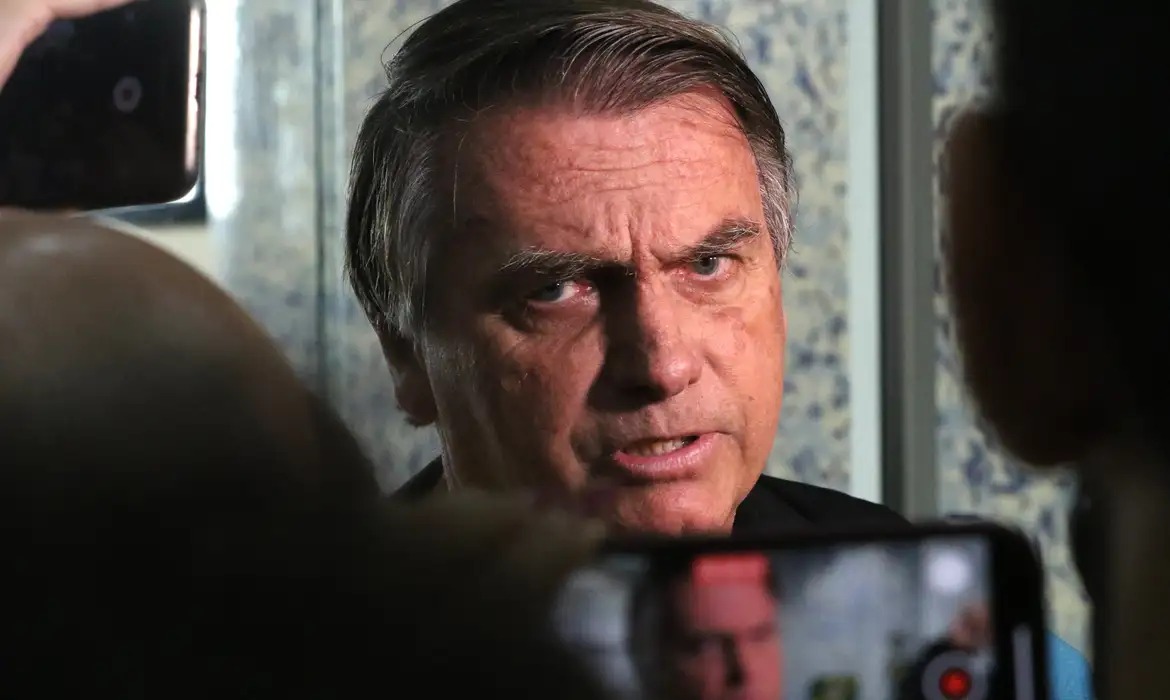 Defesa pede autorização do STF para que Bolsonaro faça nova cirurgia