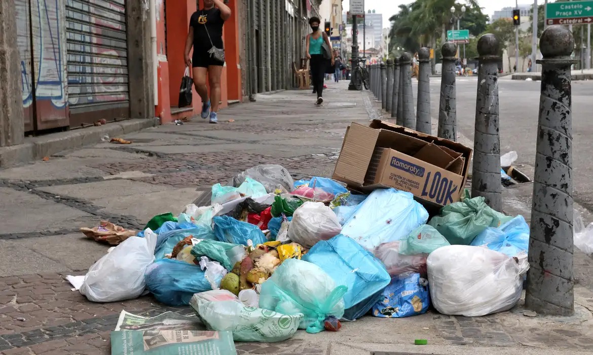 Quem descartar lixo em via pública poderá ser multado; entenda