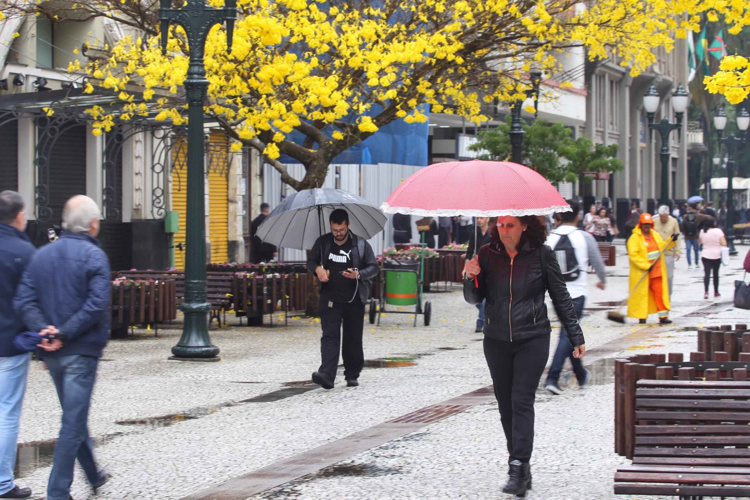 Calor dá lugar a pancadas de chuva no Paraná neste final de semana