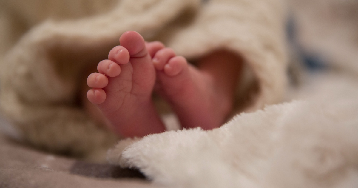 Bebê de 2 meses morre e PM desconfia de babá que riu durante ligação ao SAMU