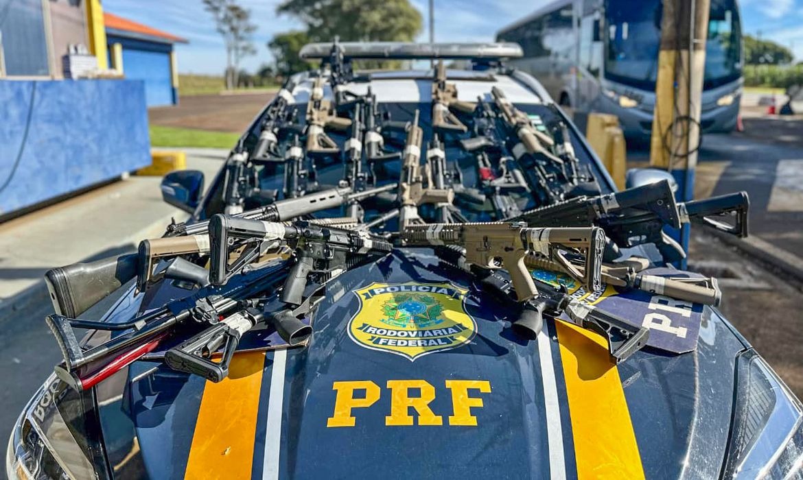 PRF apreende 26 fuzis durante abordagem a caminhão no Paraná
