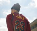 Pessoa de costas vestindo a camisa 23 de LeBron James do Cleveland Cavaliers e touca preta contra o cÃ©u azul.